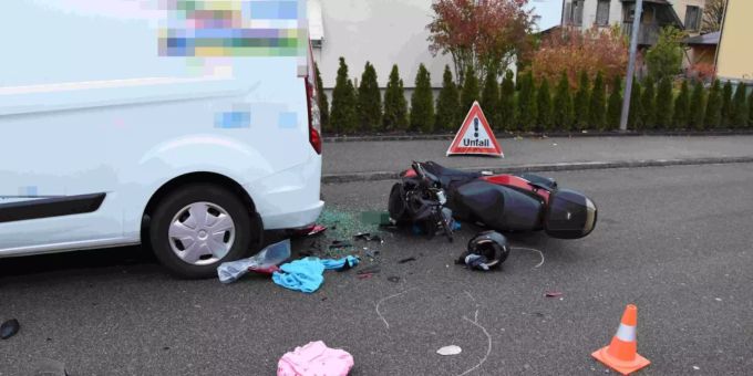 Motorrad prallt in Heck Motorrad prallt in Heck