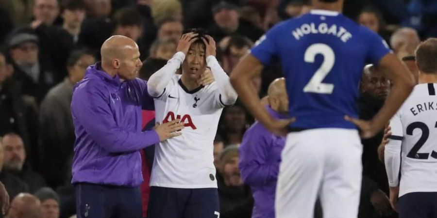 Tottenhams Heung-Min Son (2.v.r) schlägt nach der Roten Karte die Hände über dem Kopf zusammen. Foto: Darren Staples/CSM via ZUMA Wire/dpa