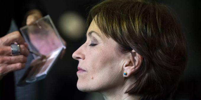 Regula Rytz, Parteipräsidentin Grüne, wird vor der Elefantenrunde der Parteipräsidenten geschminkt, am Tag der eidgenössischen Perlamentswahlen 2019 vom 20. Oktober 2019, im Bundeshaus in Bern. Regula Rytz