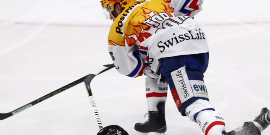 Lions-Topskorer Garrett Roe im Kampf mit Freiburgs David Desharnais