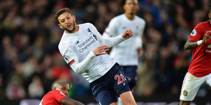 Liverpools Torschütze Adam Lallana zieht dem am Boden liegenden Ashley Young davon Liverpools Torschütze Adam Lallana zieht dem am Boden liegenden Ashley Young davon