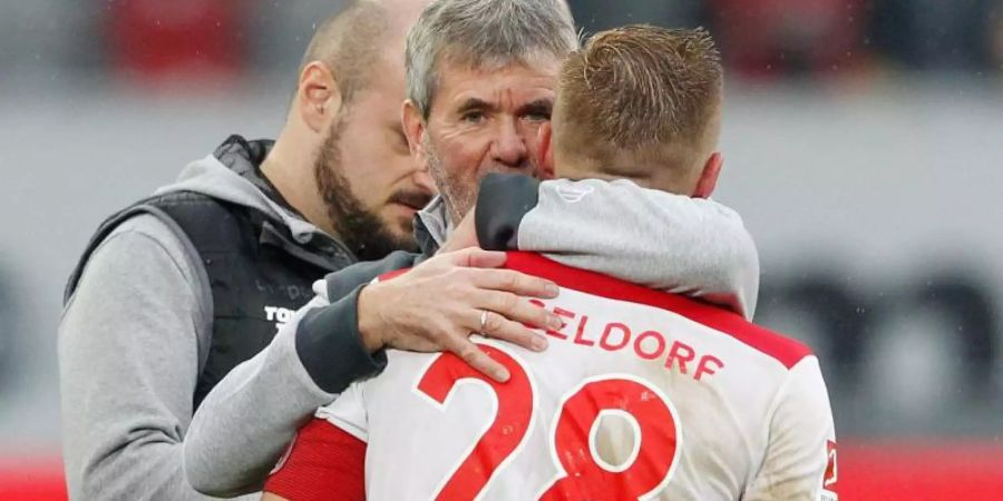 Bedankt sich bei seinem Stürmer: Düsseldorf-Coach Friedhelm Funkel herzt Rouwen Hennings. Foto: Roland Weihrauch/dpa