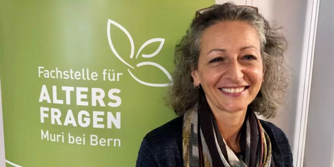 Patrizia Pennella vor der Fachstelle für Altersfragen in der Bibliothek. Patrizia Pennella