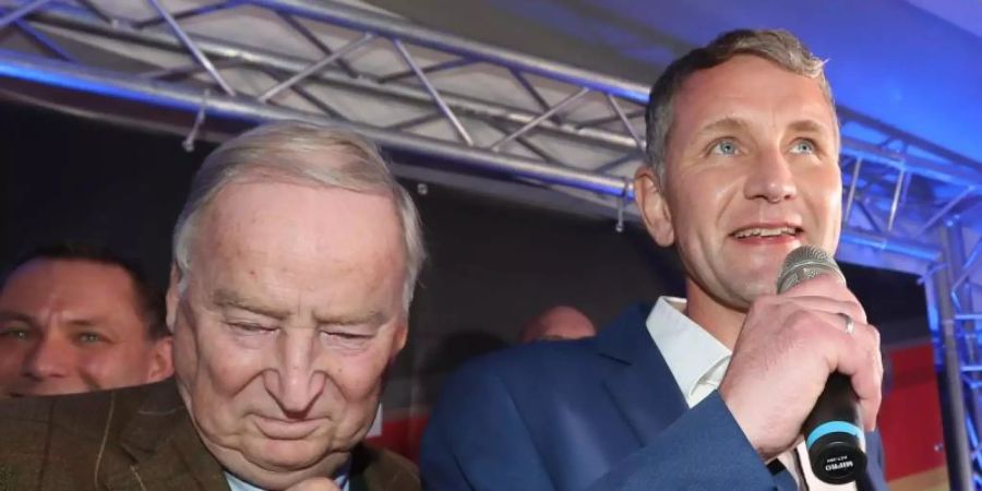 «Herr Höcke ist die Mitte der Partei», sagt AfD-Chef Alexander Gauland über den Thüringer Parteifreund Björn Höcke (r.), den Gründer des rechtsnationalen «Flügels» in der AfD. Foto: Jens Büttner/dpa-Zentralbild/dpa