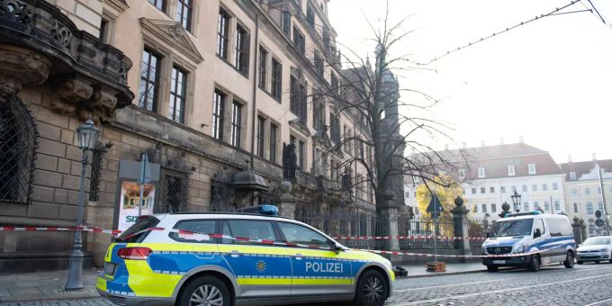 Polizeifahrzeuge stehen vor dem Residenzschloss mit dem Grünen Gewölbe hinter einem Absperrband. In Dresdens Schatzkammer Grünes Gewölbe ist am frühen Morgen eingebrochen worden. Einbruch Grünes Gewölbe Dresden