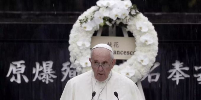 Papst Franziskus hält im Atomic Bomb Hypocenter Park in Nagasaki eine Rede. Foto: Gregorio Borgia/AP/dpa Papst Franziskus hält im Atomic Bomb Hypocenter Park in Nagasaki eine Rede. Foto: Gregorio Borgia/AP/dpa