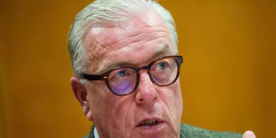 Klaus Reinhardt, Präsident der Bundesärztekammer und Facharzt für Allgemeinmedizin, unterhält sich in einem Besprechungsraum im Hauptsitz der Bundesärztekammer in Berlin. Foto: Gregor Fischer/dpa