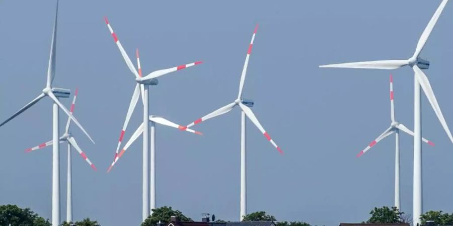Ziemlich nah beieinander: Windräder und Einfamilienhäuser nahe Nauen in Brandenburg. Foto: Patrick Pleul/dpa-Zentralbild/dpa