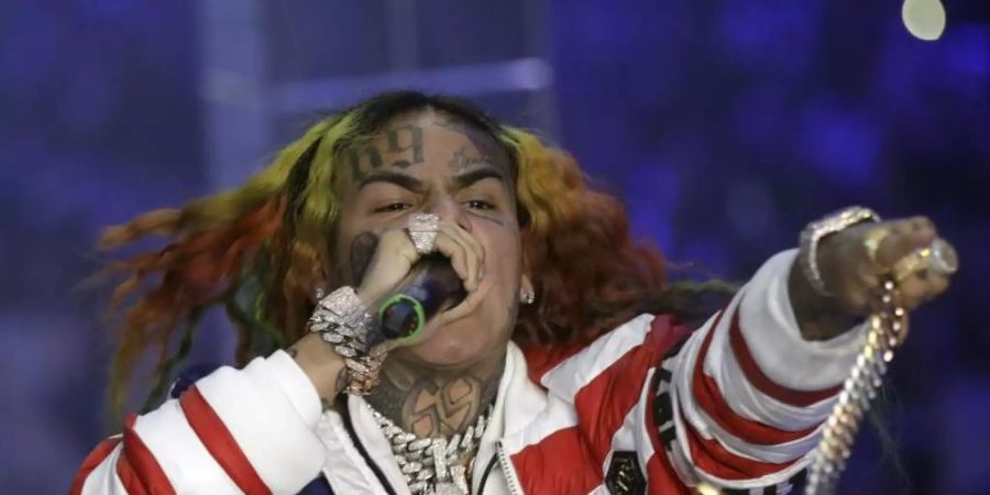 6ix9ine muss in den Knast. Foto: Luca Bruno/AP/dpa