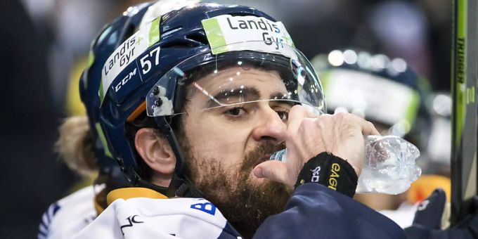 Ein letzter Schluck aus der Flasche: Für Zugs Fabian Schnyder ist die Saison zu Ende EV Zug