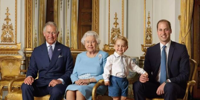 Prinz Charles (l-r), Königin Elizabeth II., Prinz George und Prinz William! Und jeder Thronfolger bitte zu seiner Zeit, wenn es denn nach Prinz Charles geht. Prinz Charles