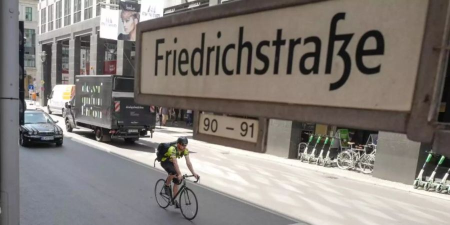 Blick auf die Friedrichstrasse zwischen der Strasse Unter den Linden und der Dorotheenstrasse. Zum autofreien Wochenende an der Berliner Friedrichstrasse am 5./6. Oktober soll ein buntes Rahmenprogramm Besucher anlocken. Foto: Jörg Carstensen