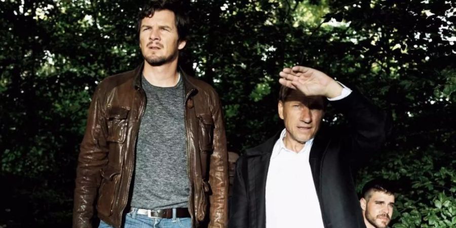 Die Kommissare Sebastian Bootz (Felix Klare, l) und Thorsten Lannert (Richy Müller) treffen am Tatort ein. Foto: Benoît Lindner/SWR