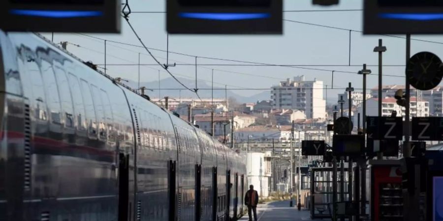 An einem leeren Bahnsteig am Bahnhof Saint-Charles in Marseille steht ein Hochgeschwindigkeitszug. Foto: Daniel Cole/AP/dpa