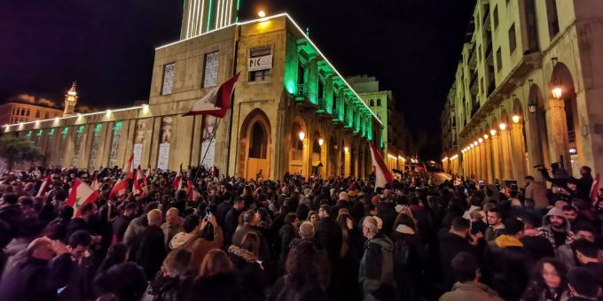 Ein Protest gegen die Regierung vor dem Parlamentsgebäude in Beirut am 08. Dezember 2019. anleihe