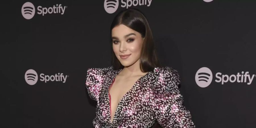 Hailee Steinfeld Josh Allen