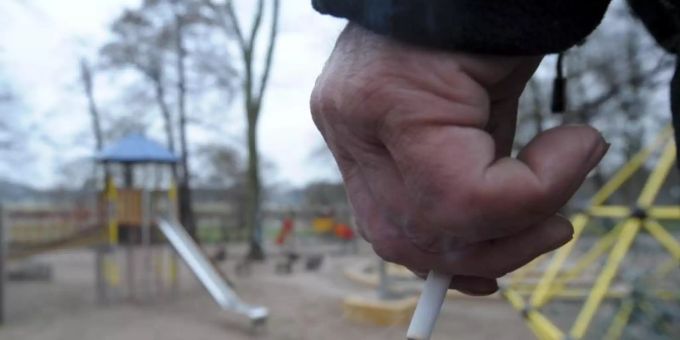 Selbst auf Spielplätzen haben es Rauchverbote in der Schweiz schwer. mann