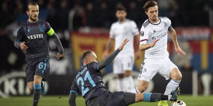 Dogan Erdogan (Trabzonspor) im Tackling gegen Valentin Stocker (FCB). Valentin Stocker FCB
