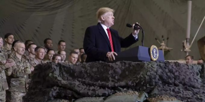 Höchste Sicherheitsstufe: US-Präsident Donald Trump spricht - gut abgeschirmt - zu US-Truppen auf der Bagram Air Base. Foto: Alex Brandon/AP/dpa Höchste Sicherheitsstufe: US-Präsident Donald Trump spricht - gut abgeschirmt - zu US-Truppen auf der Bagram Air Base. Foto: Alex Brandon/AP/dpa