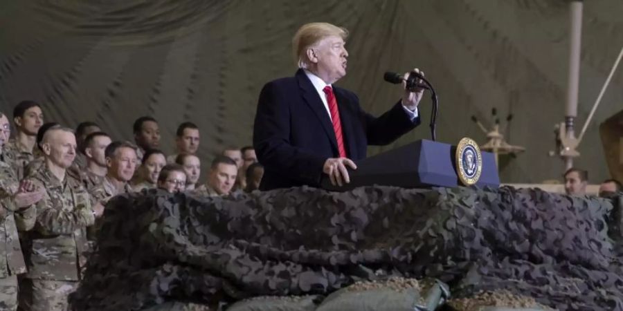 Höchste Sicherheitsstufe: US-Präsident Donald Trump spricht - gut abgeschirmt - zu US-Truppen auf der Bagram Air Base. Foto: Alex Brandon/AP/dpa