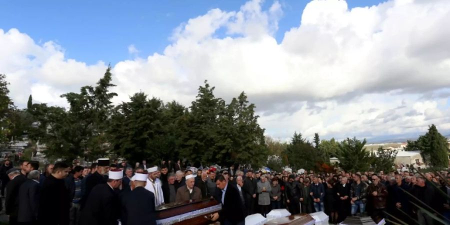 Beisetzung von Erdbebentoten in Durres am Samstag
