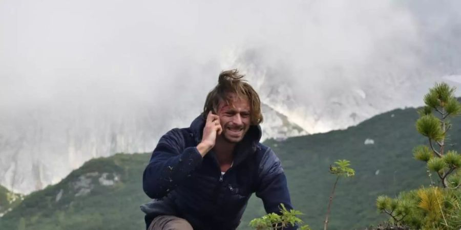 Verletzt und verzweifelt kämpft sich Lukas Ferber (Ben Blaskovic) durch die Berge. Foto: ZDF/Hardy Spitz/dpa