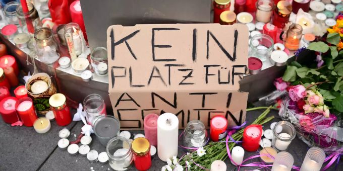 Menschen gedenken den Opfern von Halle mit Kerzen beim Marktplatz. Two people killed in a shooting in Halle