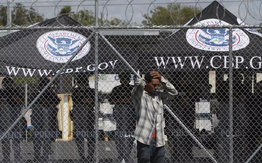 Mexico Migrants Border Bridge