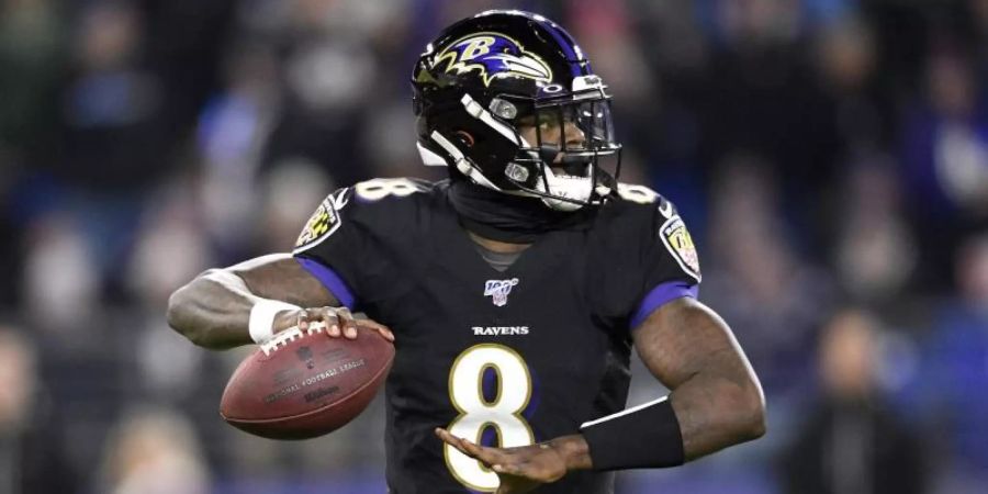 Auch in seiner erst zweiten Saison sorgt Lamar Jackson, Quarterback der Baltimore Ravens, für einen Superlativ nach dem anderen. Foto: Nick Wass/AP/dpa