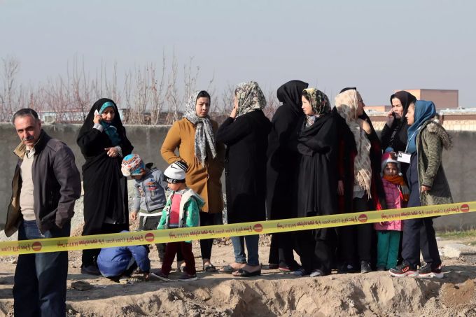 Anwohner stehen nach dem Absturz der Boeing 737-800 nahe des Unglücksortes. Ukraine International Airlines plane crashes near Tehran with 176 people on board