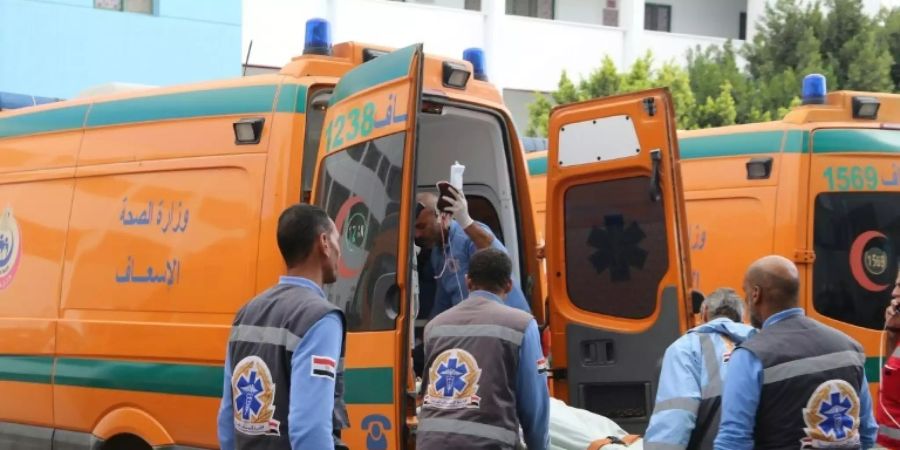Abtransport von Verletzten nach Unfall von Touristenbus