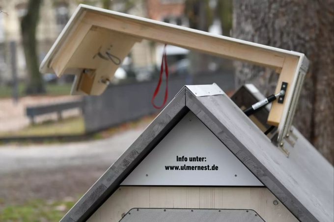 Bei den «Ulmer Nestern» handelt es sich um aufklappbare Holzkonstruktionen mit Liegefläche im Inneren. schlafkapseln ulm