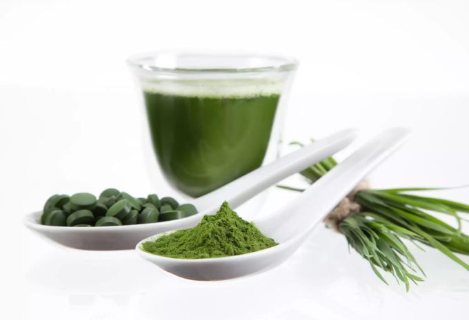 Immer mehr Menschen setzen auf Superfoods wie Spirulina und Chlorella als Energiequelle. Spirulina und Chlorella als Superfood.