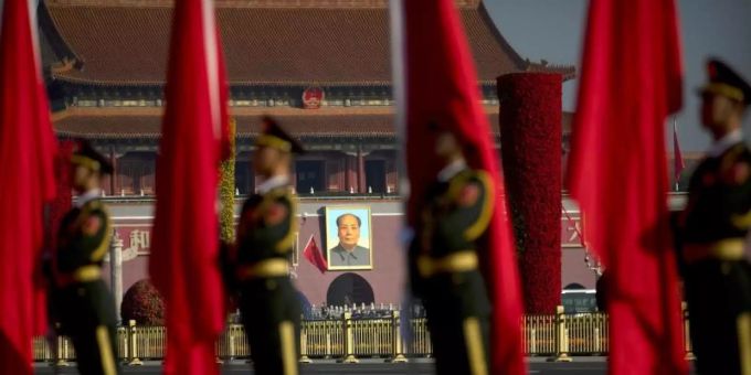 Das Bild von Mao Tsetung, dem Gründer der Volksrepublik China, am Eingang zur verbotenen Stadt in Peking. mao coronavirus