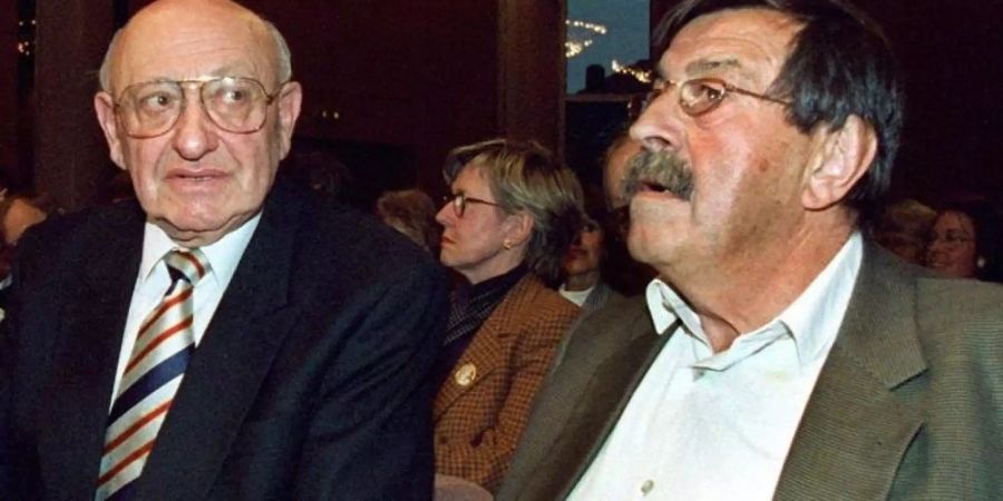 Der Schriftsteller Günter Grass (r) und der Literaturkritiker Marcel Reich-Ranicki (1995). Foto: Frank Kleefeldt/dpa
