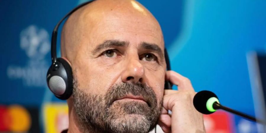 Lässt einen Einsatz von Jonathan Tah offen: Leverkusens Trainer Peter Bosz bei der Pressekonferenz im Stadion von Juventus. Foto: Marius Becker