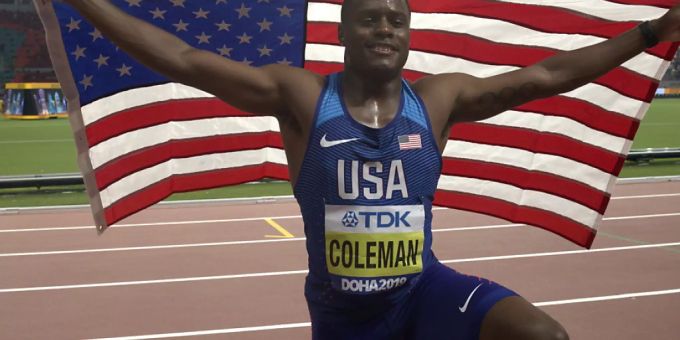 Christian Coleman lässt sich nach dem Triumph über 100 m feiern Christian Coleman lässt sich nach dem Triumph über 100 m feiern