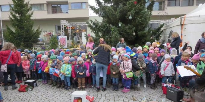 Weihnachtssingen der 1. Klass- und Kindergartenkinder Weihnachtssingen