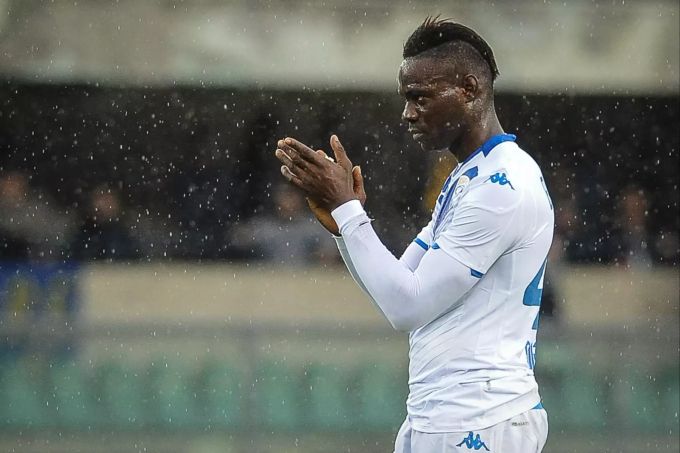 Das Serie-A-Spiel zwischen den Aufsteigern Hellas Verona und Brescia Calcio wurde am Sonntag in der zweiten Halbzeit für etwa zehn Minuten unterbrochen. Hellas-Fans hatten den Gäste-Stürmer Mario Balotelli mehrfach mit Affenlauten und rassistischen Rufen beleidigt. Hellas Verona Brescia Calcio