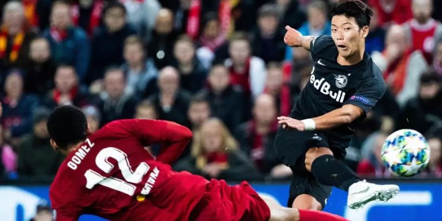 Hee Chan Hwang (r) vom RB Salzburg macht den Anschlusstreffer zum 1:3 gegen den FC Liverpool. Foto: Georg Hochmuth/APA/APA/dpa