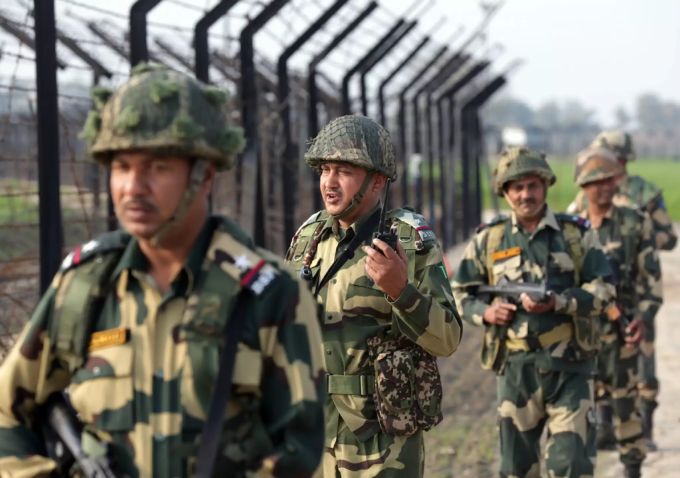 Indische Soldaten an der Grenze zu Pakistan. Die indische Regierung wird aufgrund des Kaschmir-Konflikts kritisiert. Indische Soldaten
