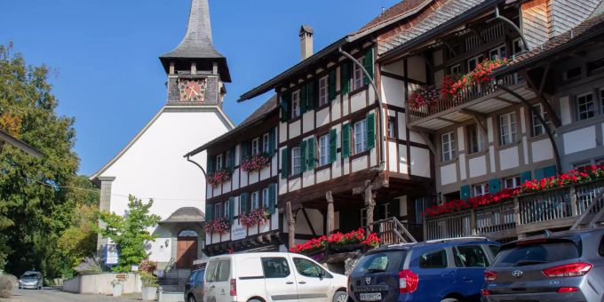 Kirche und Dorfplatz in Laupen. Kirche Dorfplatz Laupen