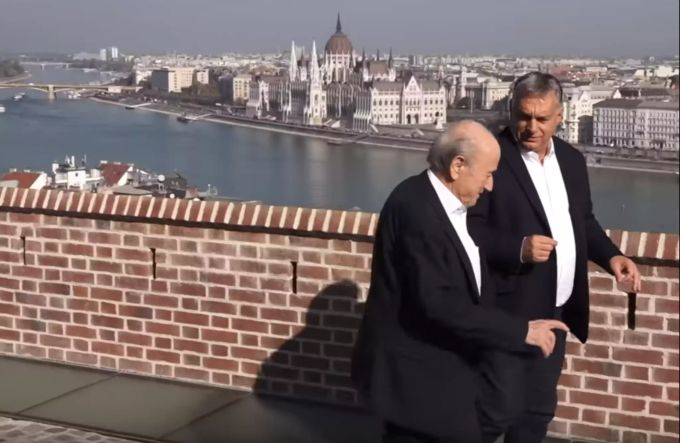 Sepp Blatter und Viktor Orbán diskutieren auf einer Terrasse mit schönem Blick auf Budapest. Sepp Blatter Viktor Orbán