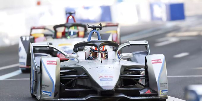 Am Freitag startet die Formel E in ihre sechste Saison. Erstmals seit drei Jahren macht die Rennserie mit elektrisch betriebenen Autos wieder einen Bogen um die Schweiz, dafür ist die Fraktion der Schweizer Fahrer so gross wie nie zuvor. 4 von 24 Fahrern starten unter Schweizer Flagge Am Freitag startet die Formel E in ihre sechste Saison. Erstmals seit drei Jahren macht die Rennserie mit elektrisch betriebenen Autos wieder einen Bogen um die Schweiz, dafür ist die Fraktion der Schweizer Fahrer so gross wie nie zuvor. 4 von 24 Fahrern starten unter Schweizer Flagge