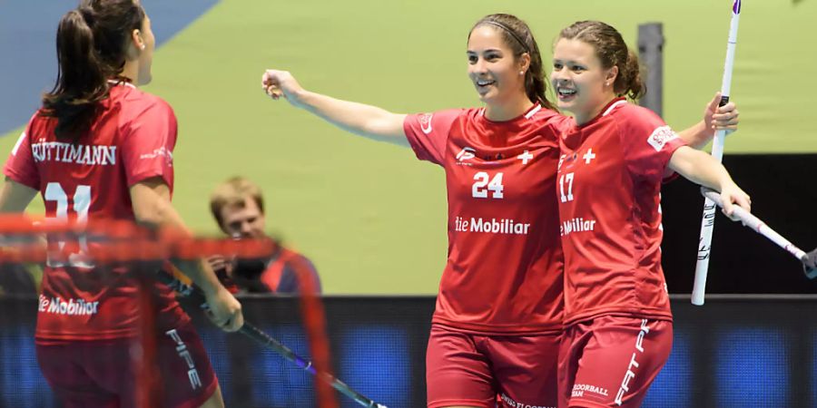 Corin Rüttimann, Flurina Marti und Isabelle Gerig (von links nach rechts) bejubeln das 3:0 für die Schweiz