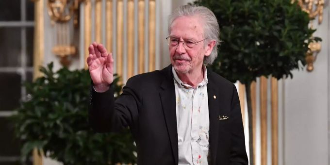 Literaturpreisträger Peter Handke gestikuliert während seiner Rede an der Schwedischen Akademie in Stockholm am 7. Dezember 2019. peter handke rede