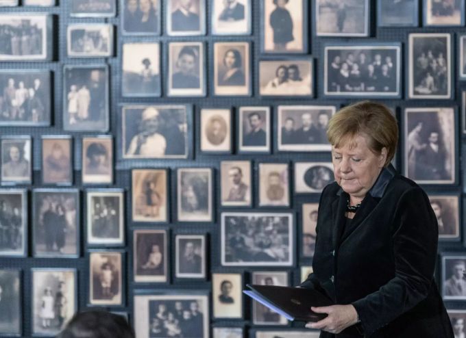 Bundeskanzlerin Angela Merkel (CDU) verlässt nach ihrer Rede im Rahmen des Besuchs im ehemaligen deutschen Konzentrationslager Auschwitz-Birkenau das Rednerpult. Bundeskanzlerin Merkel besucht Auschwitz