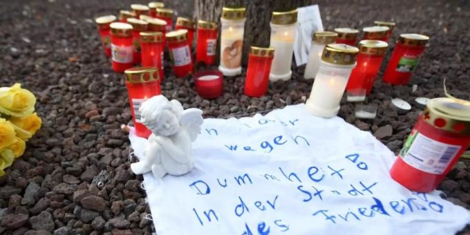 Nach der tödlichen Attacke herrschen in Augsburg Trauer und Entsetzen. Foto: Stefan Puchner/dpa Nach der tödlichen Attacke herrschen in Augsburg Trauer und Entsetzen. Foto: Stefan Puchner/dpa