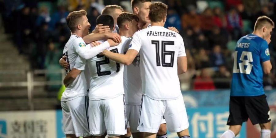 Die Spieler aus Deutschland jubeln über das Tor zum 0:2 gegen Estland. Foto: Federico Gambarini/dpa