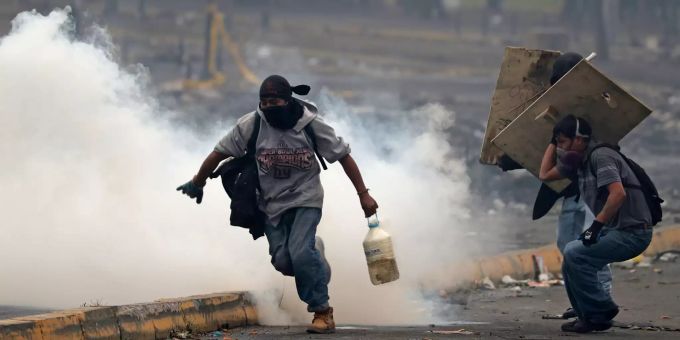 Demonstranten stossen während der Proteste gegen die Regierung in Quito mit Polizisten zusammen. Proteste in Ecuador